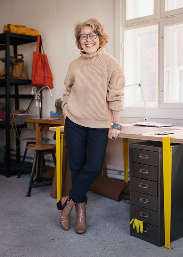 Elke Jensen, Designerin des CityCaddy, stehend vor Schreibtisch
