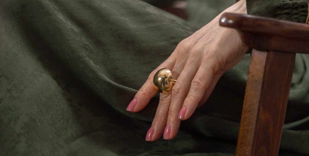 Gepflegte Frauenhand mit Ring