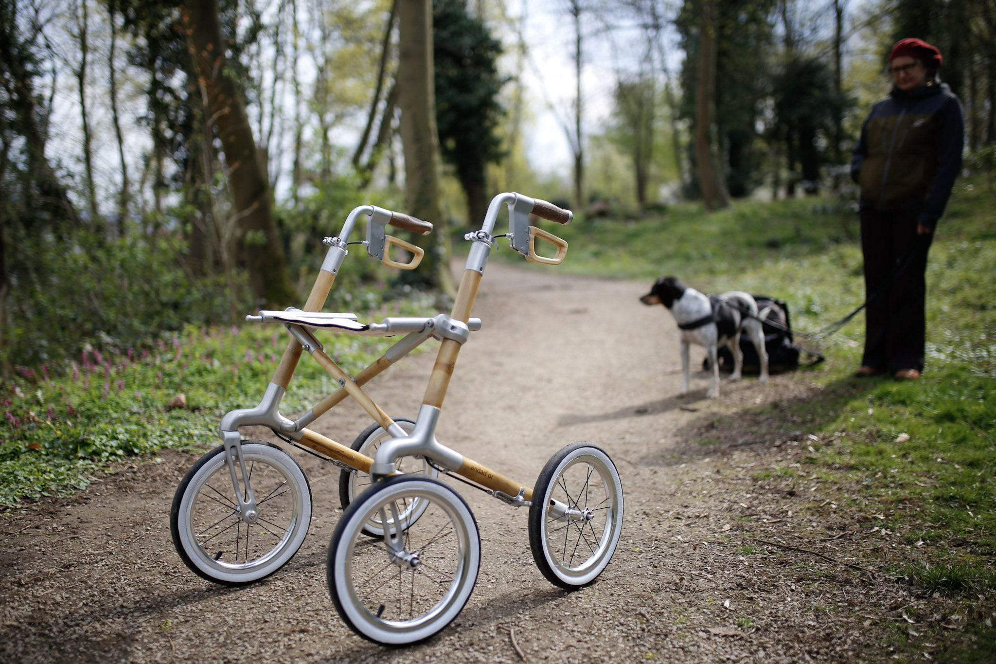 Rollator aus Bambus und Aluminium auf einem Waldweg